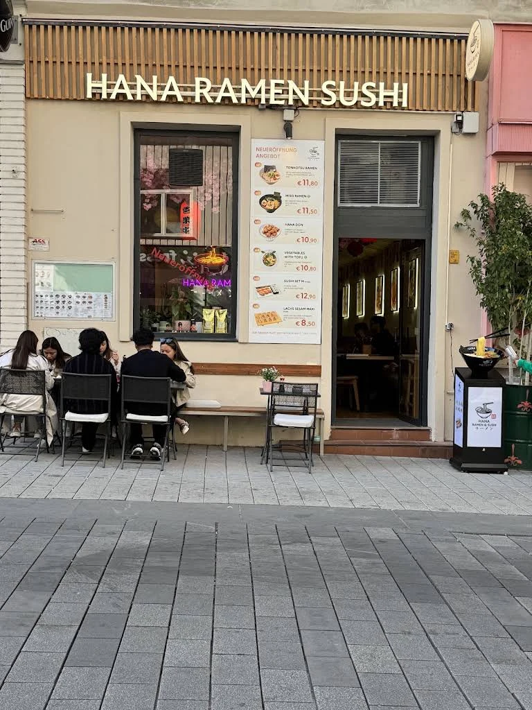 Hana Ramen: Eingang und Fassadenschild in der Neubaugasse 59/4